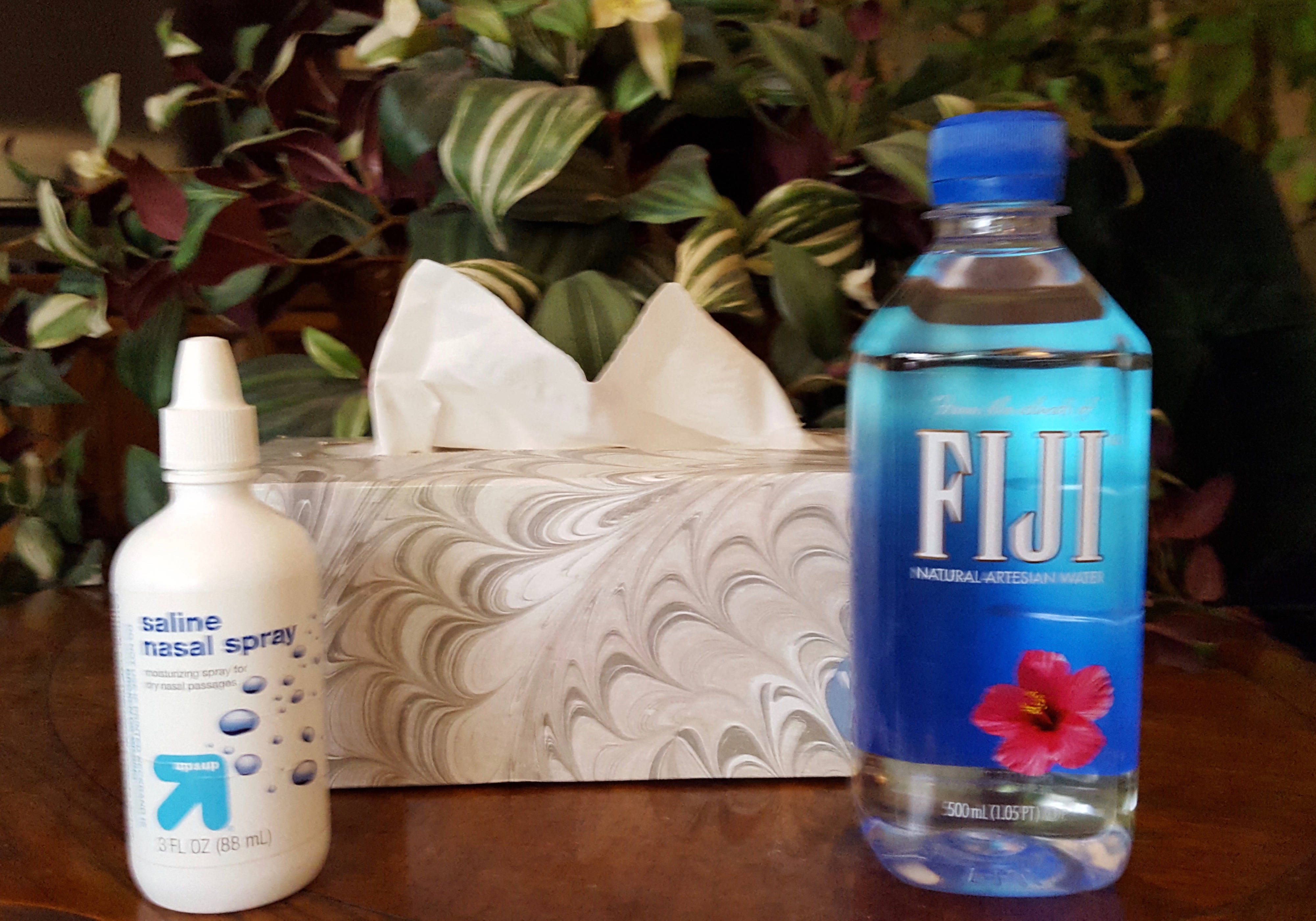 Aerosol nasal salino, pañuelos y agua para el tratamiento de alergias para cantantes