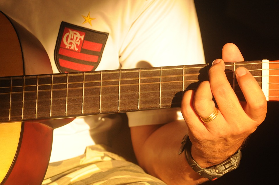 aprende a tocar guitarra con un curso en linea
